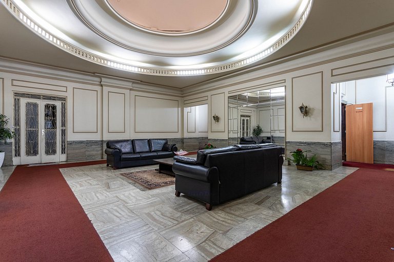 Espaçoso Apartamento Recém Reformado em Copacabana