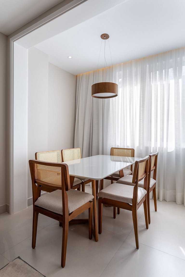 Espaçoso Apartamento Recém Reformado em Copacabana