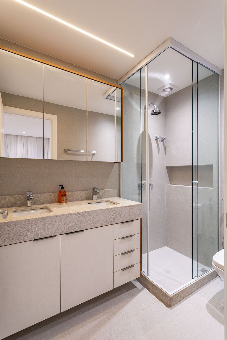 Espaçoso Apartamento Recém Reformado em Copacabana