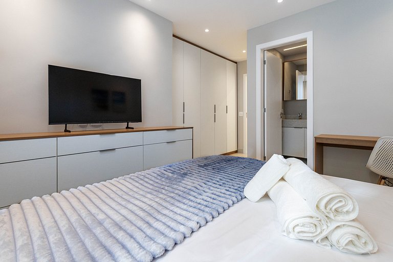 Espaçoso Apartamento Recém Reformado em Copacabana