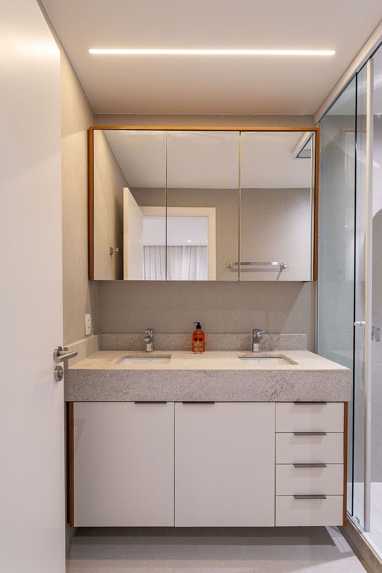 Espaçoso Apartamento Recém Reformado em Copacabana