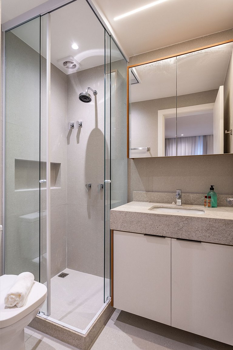 Espaçoso Apartamento Recém Reformado em Copacabana