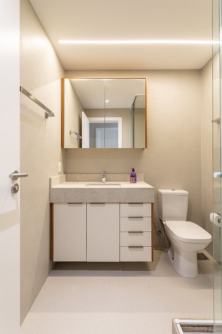 Espaçoso Apartamento Recém Reformado em Copacabana