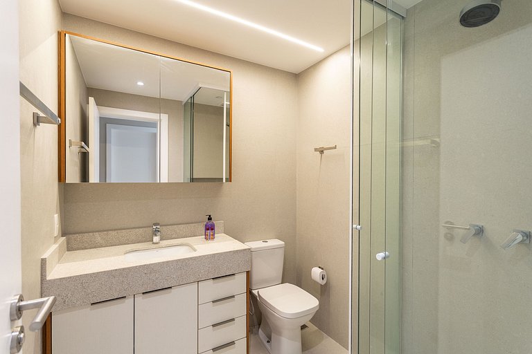 Espaçoso Apartamento Recém Reformado em Copacabana