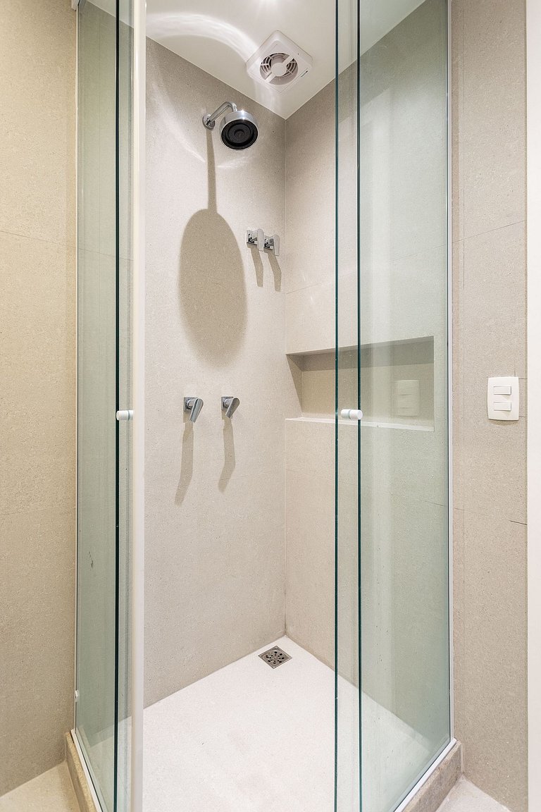 Espaçoso Apartamento Recém Reformado em Copacabana