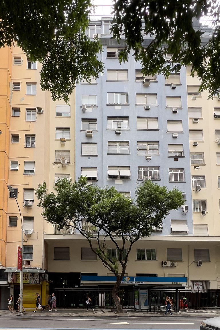 Espaçoso Apartamento Recém Reformado em Copacabana