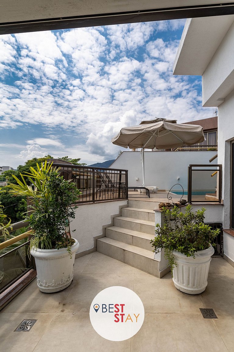 Espaçosa Cobertura no Jardim Oceânico Perto Praia